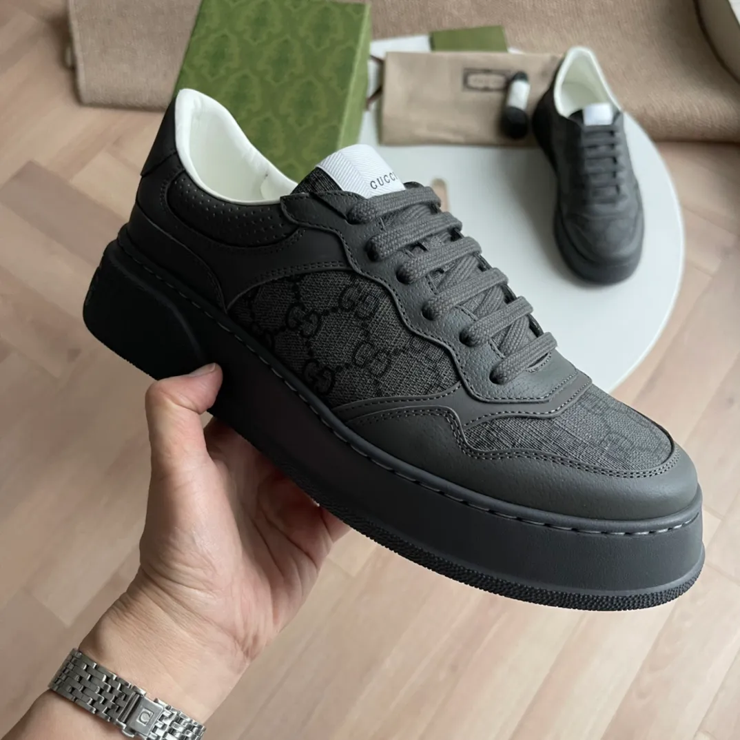 G's 🆕new thick-soled sneakers✔️designed sneakers are full of fun retro flavor. Gucci’s new collection continues to seek inspiration from daily life in other eras and incorporates the essence of current design to create refreshing designs. This sneaker is made of leather and GG canvas, decorated with Gucci details, showing the profound connotation of the brand logo〰️ Size: 35-40 (women) 38-45 (men) P hot style